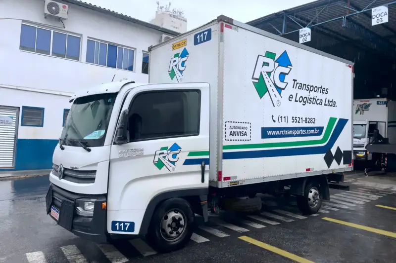 Transportadora de químicos em vinhedo